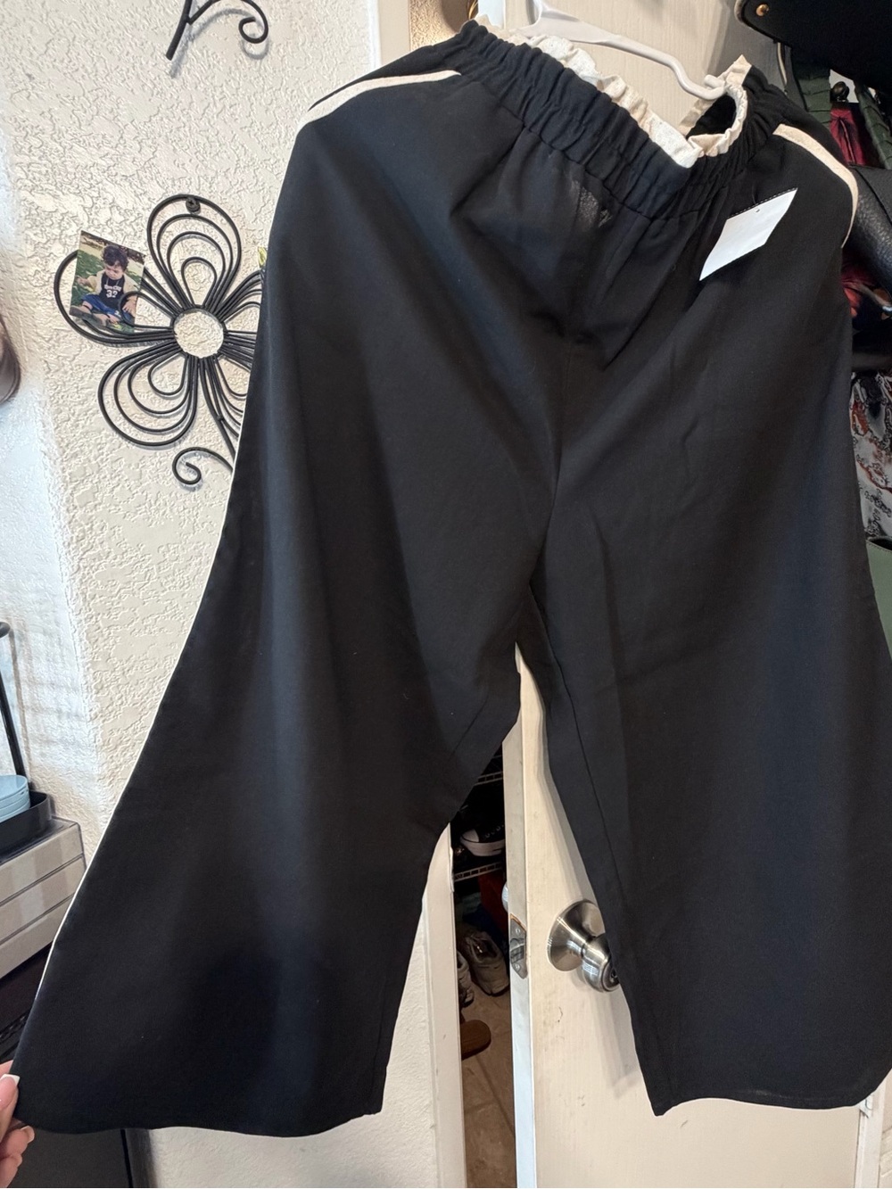 Women's Black Wide-Leg Cropped Pants with Elastic Waist